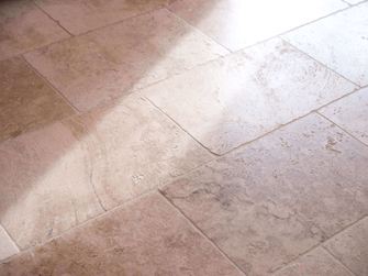 Travertin-Fliesen Rustic, seitliche Aufnahme mit Licht und Schatten