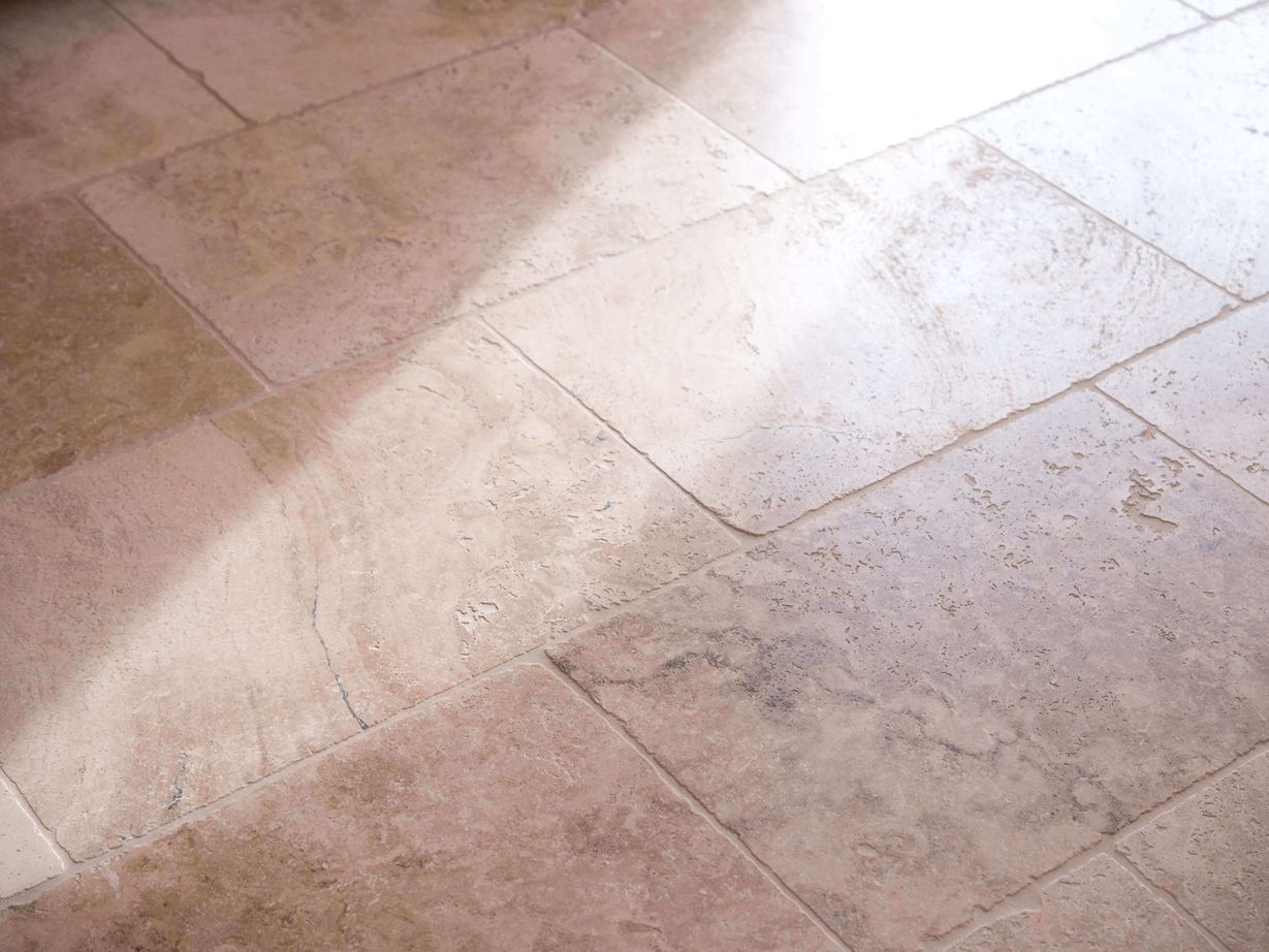 Atemberaubende Farben und typische Poren Travertin-Fliesen Rustic, seitliche Aufnahme mit Licht und Schatten