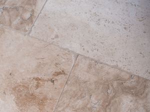 Nahaufnahme von verlegter Travertinfliese Rustic