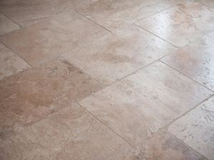 Verlegte Travertinfliesen in mitteldunklen Beigetönen