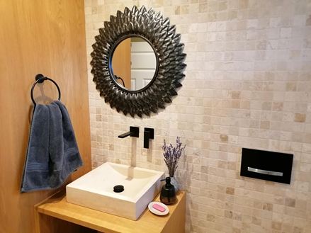 Badezimmer mit Travertinmosaik