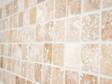 Mosaik aus Travertin in hellem Beige und Braun
