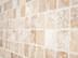 Mosaik aus Travertin in hellem Beige und Braun