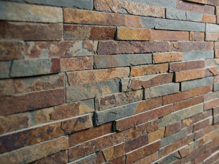 Seitliche Aufnahme von verlegtem Wandverblender Schiefer Peacock Multicolor