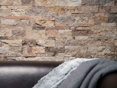 Sofa mit Decke vor dem Scabas-Wandverblender