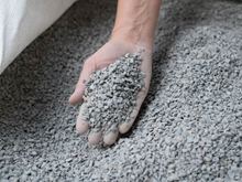  Hand nimmt Edelsplitt aus einem großen Sack