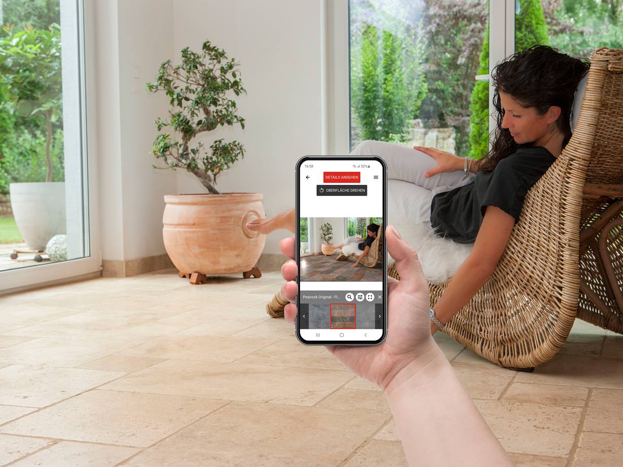 Erleben Sie Ihren Traumboden in Ihrem Zuhause! Frau mit Travertin Handy und Hand