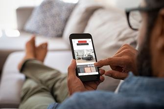 Mann mit Handy in Hand