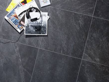 Platten-liegen-auf-Fliesen-Black-Slate