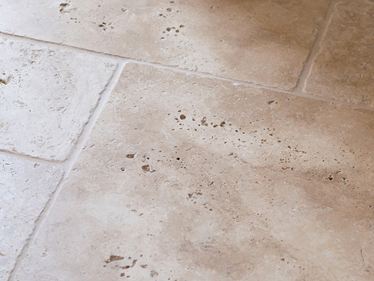 vue détaillée des dalles en travertin Medium