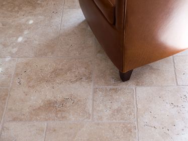 Fauteuil sur carrelage en travertin Rustic Opus Romain