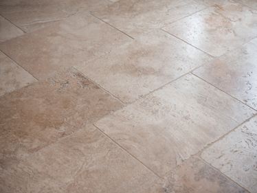 En détail : carrelage Rustic, en travertin tambouriné