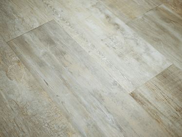 Gros plan des dalles en grès cérame à l'aspect bois