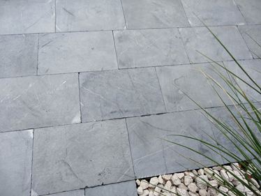 Les dalles en pierres clacaires posée 'Blaustein Azur' avec des joints fins