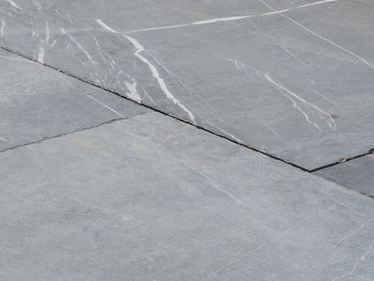 Vue rapprochée des dalles de pierre naturelle en pierre calcaire