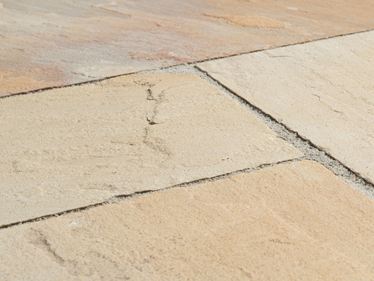 Gros plan des dalles de grès jaune