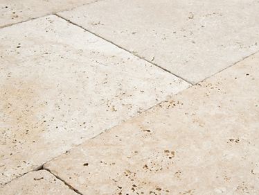 Gros plan des dalles en Travertin Medium SELECT