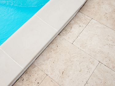 terrasse en travertin avec margelle et piscine