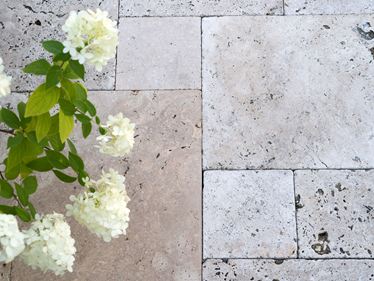 Zoom dalles en Rustic fleurs à gauche