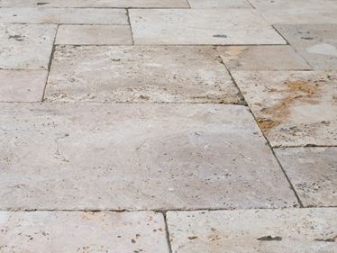 Dalles en travertin vues de près