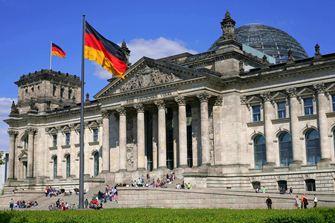Der Reichstag in Berlin mit Fassade aus Deutmannsdorfer Sandstein
