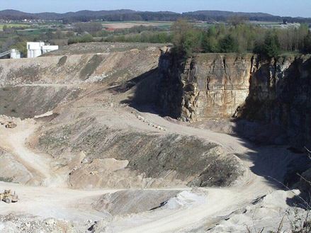 Steinbruch an einem sonnigen Tag aus der Vogelperspektive