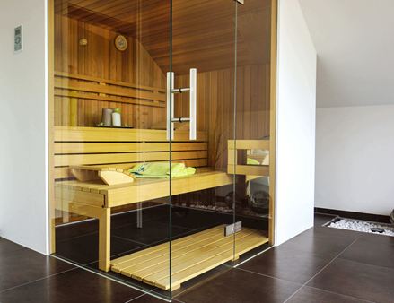 Sauna mit Natursteinfliesen