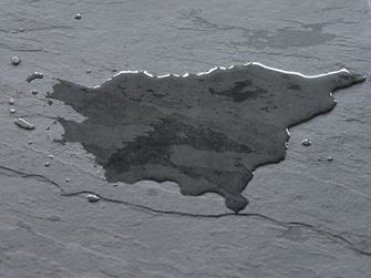 Dunkle Schieferfliese mit Wasserlache