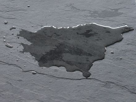 Dunkle Schieferfliese mit Wasserlache