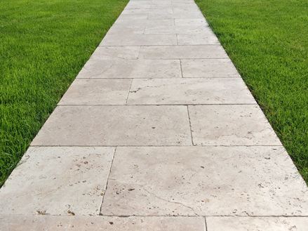 gehweg mit naturstein medium platten