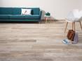 Wohnzimmer mit Fliesen in Holzoptik