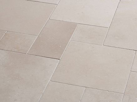 Kalkstein-Fliesen Cleopatra Light seitliche Aufnahme