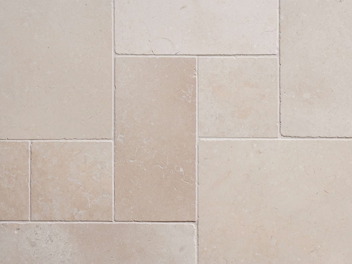 Kalkstein-Fliesen Cleopatra Light Frontalaufnahme