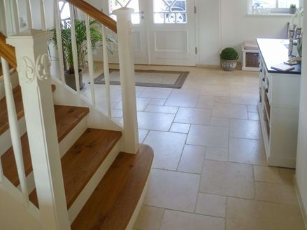 Cleopatra Light-Fliesen im Eingangsbereich