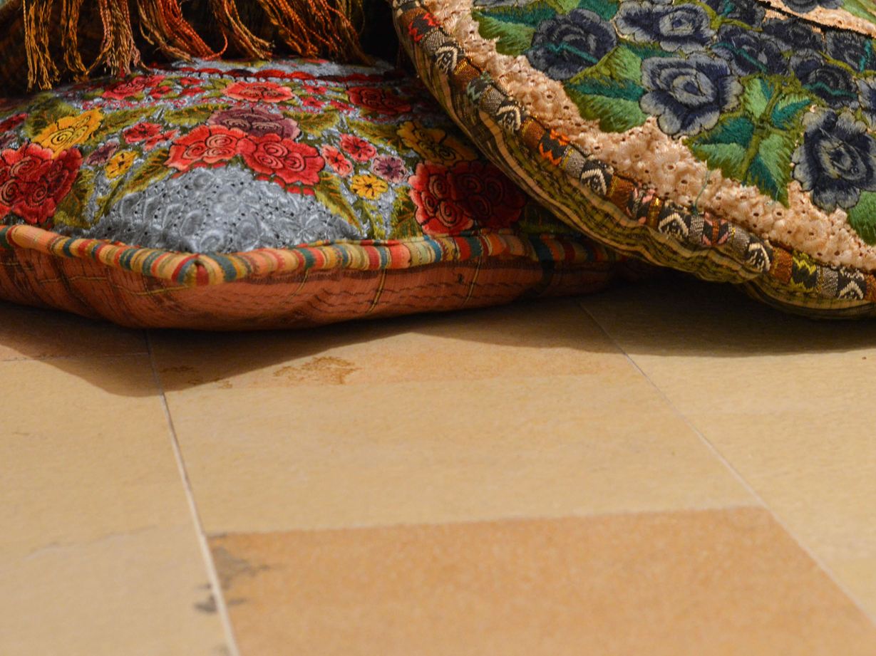 Beige Solnhofer Platte mit bunten Sitzkissen