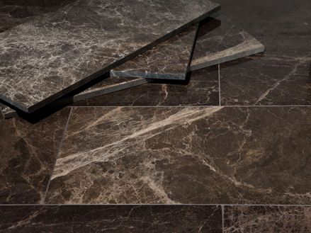 Marmor-Fliesen Emperador Dark mit 3 Deko-Fliesen