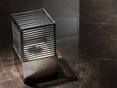 Marmor-Fliesen Emperador Dark mit dekorativer Lampe