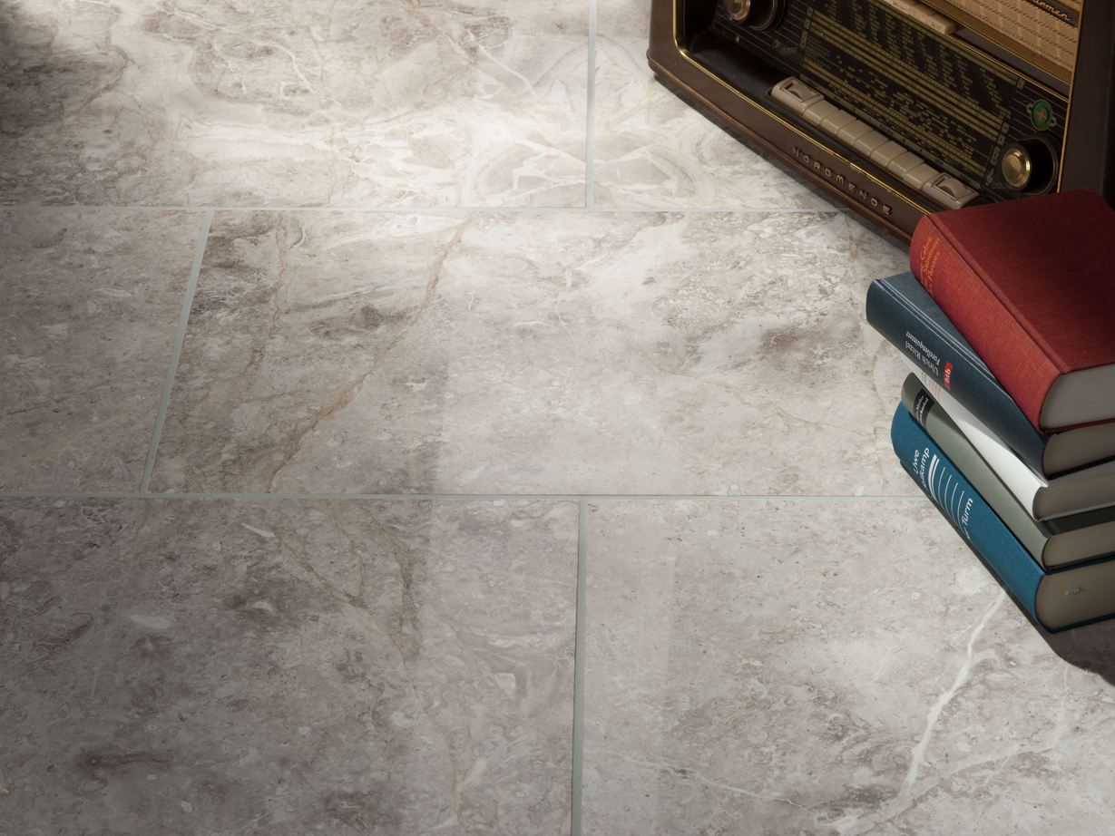 Marmor-Fliesen Silver Shadow mit Radio und Bücherstapel