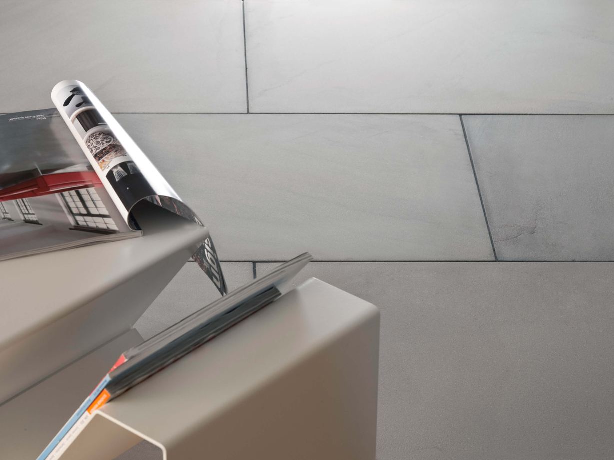 Sandstein-Fliesen Kandla Grey mit Zeitschrift