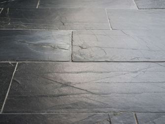 Verlegter Schieferboden im Gegenlicht