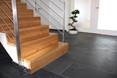 Schiefer-Fliesen Mustang an einer Holztreppe