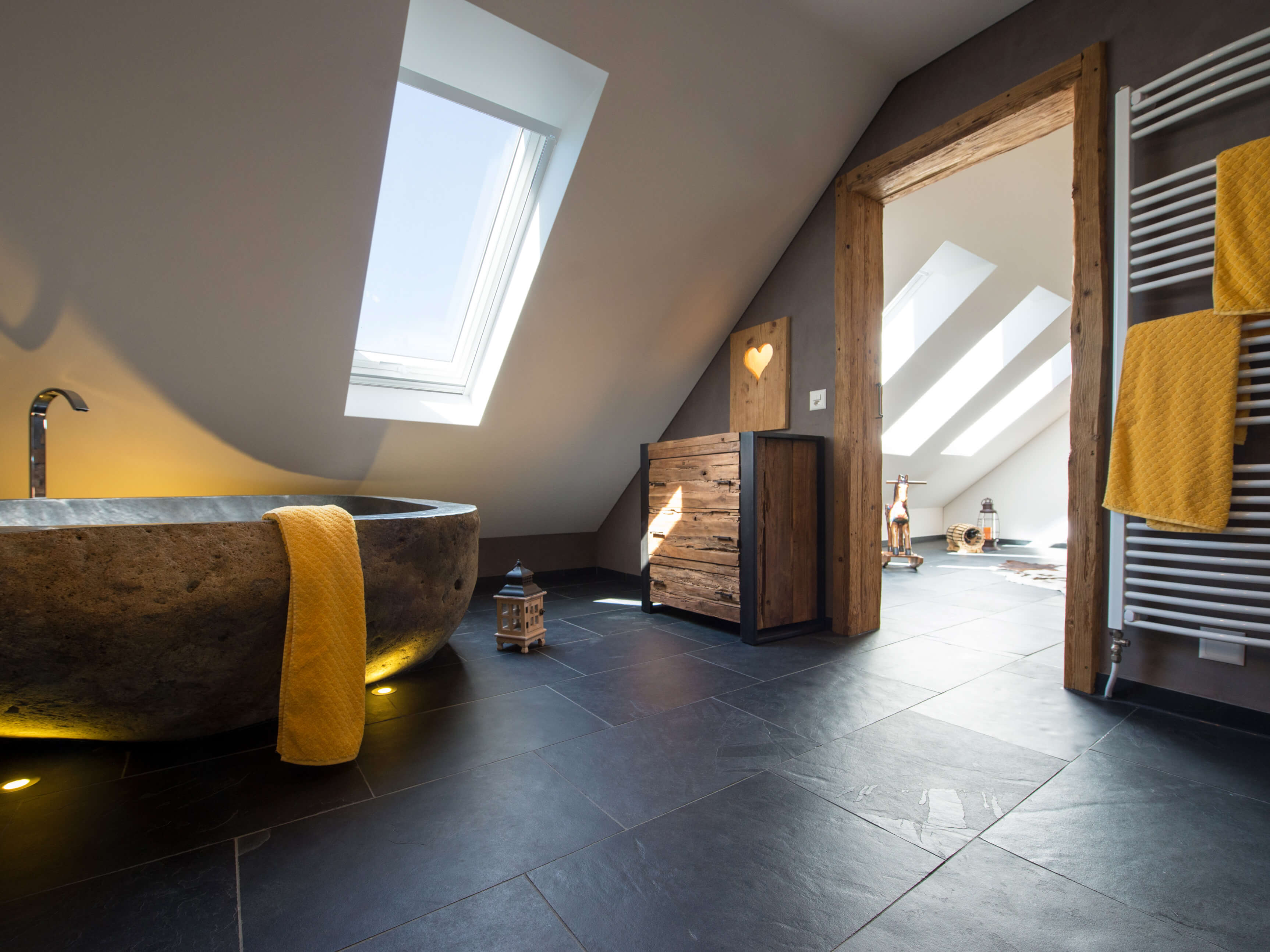 Naturstein-Badewanne und Schieferfliesen Mustang