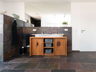 Schiefer-Fliesen Peacock in einem modern-rustikalen Badezimmer