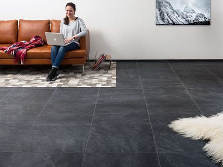 Wohnzimmer mit Fliesen in Schieferoptik