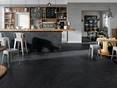 Wohnzimmer mit Bar und Feinsteinzeugfliesen in Schieferoptik New Moon