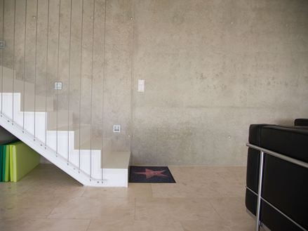 Treppenaufgang und Travertin Classic Light-Boden