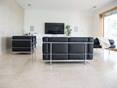 Wohnzimmer mit Travertin Classic Light-Fliesen