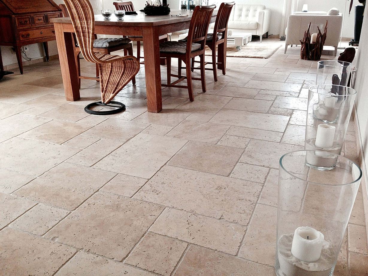 Kundenfoto Travertin-Fliesen Light in einem Wohnzimmer mit Stilmix