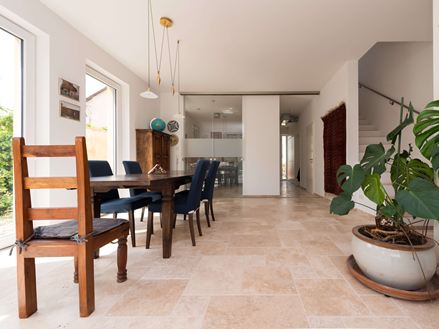 Esszimmertisch auf Travertin Medium-Fliesen