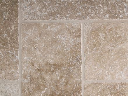 Travertin-Fliesen Medium, getrommelt, Detailaufnahme